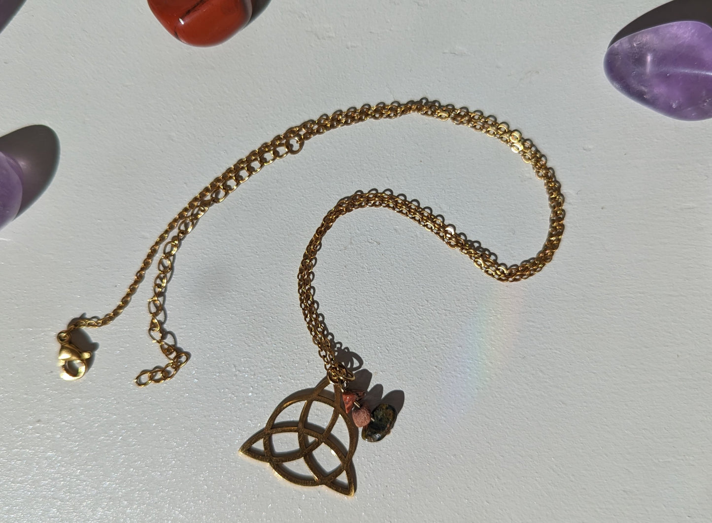 Collier triquetra en unakite