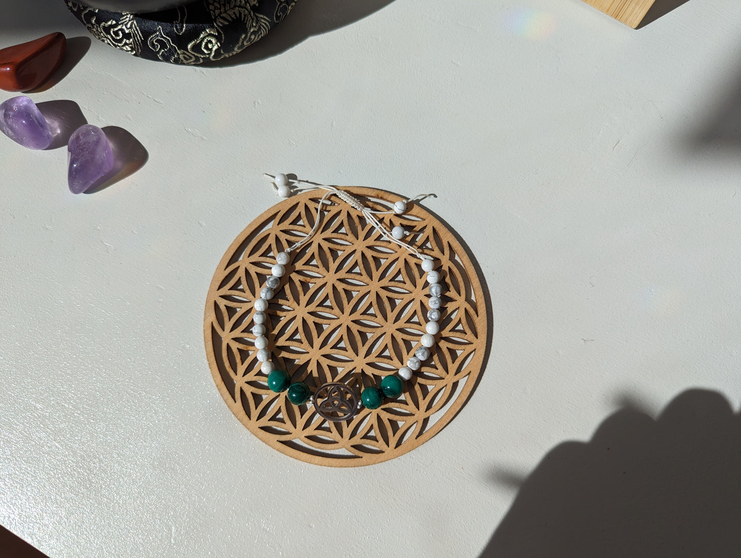 Bracelet resserable triquetra en malachite et howlite