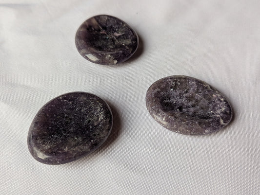 Galet anti-stress en lépidolite