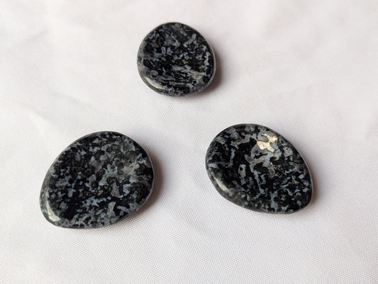 Galet anti-stress en gabbro merlinite