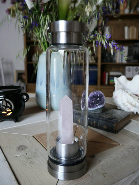 Bouteille avec bâton de quartz rose