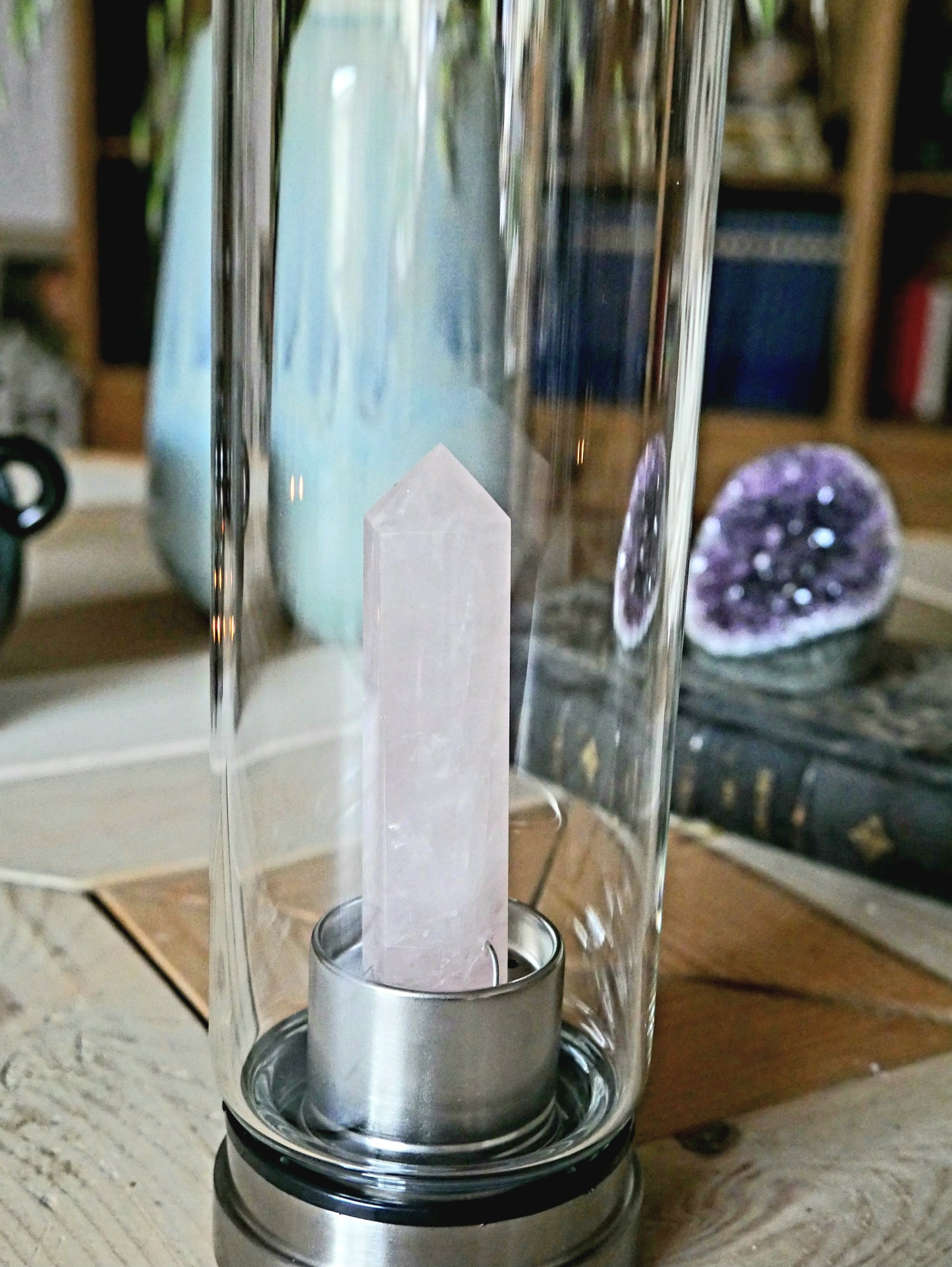 Bouteille avec bâton de quartz rose