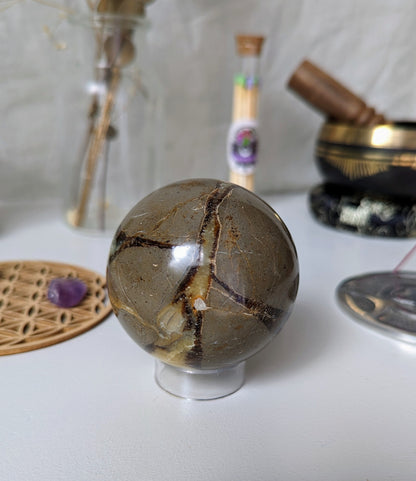 Sphère en Septaria – Pierre naturelle de méditation et d’ancrage