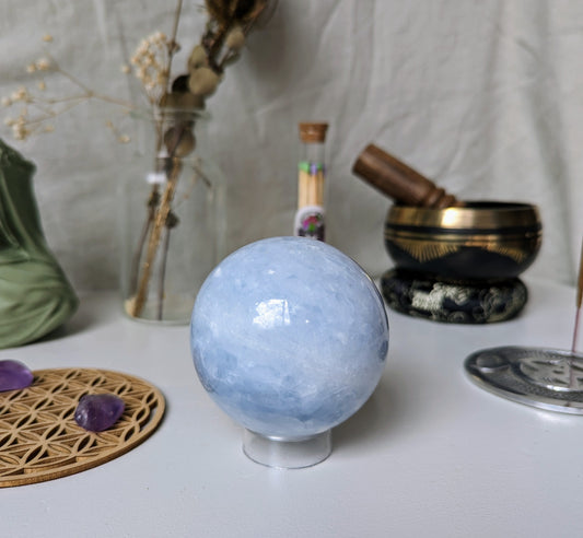 Sphère en calcite bleue