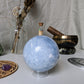 Sphère en calcite bleue