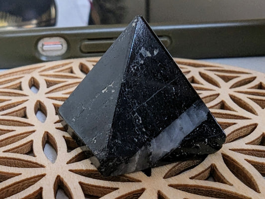 Pyramide anti-ondes en tourmaline noire