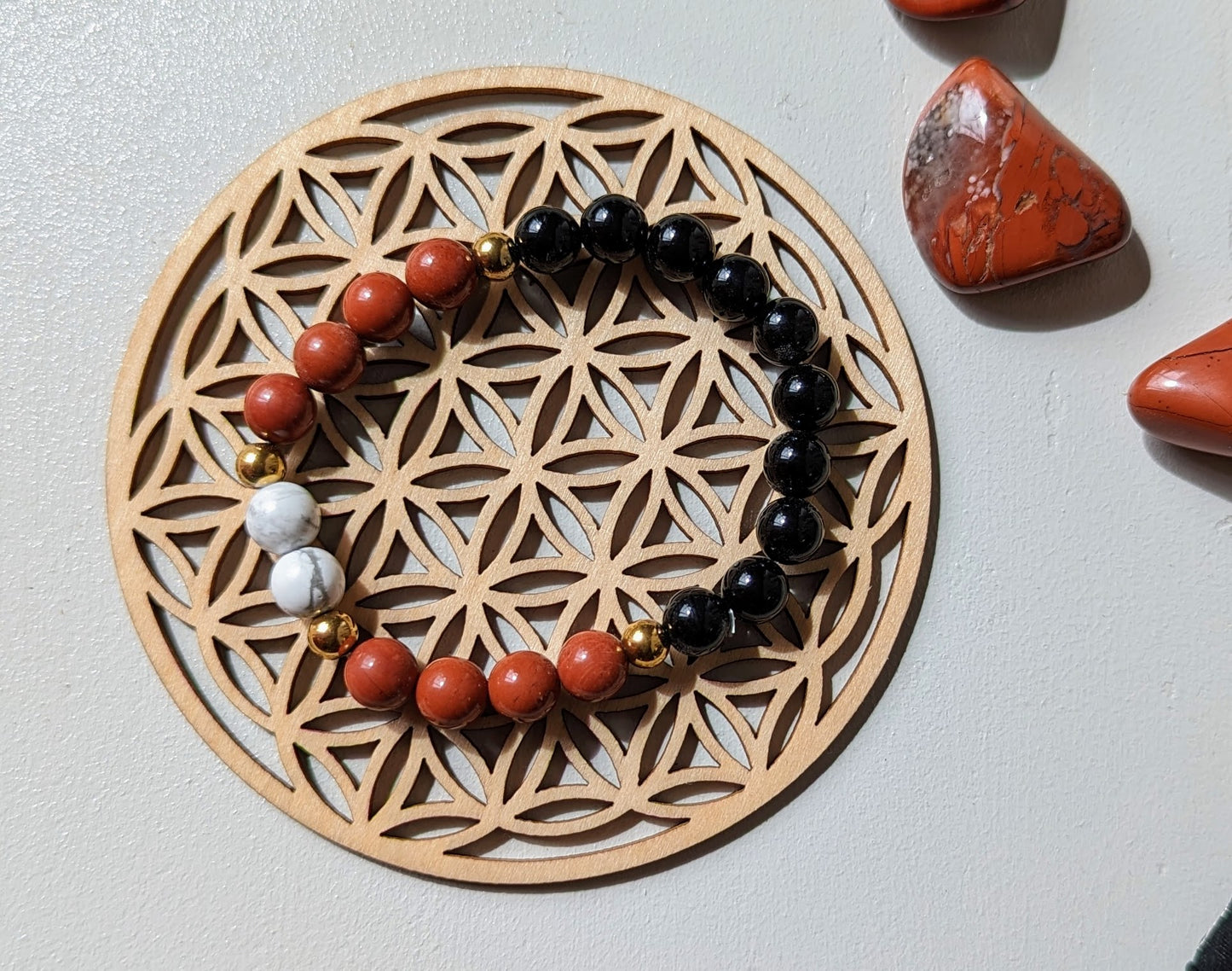 Bracelet ambition en jaspe rouge, howlite et onyx