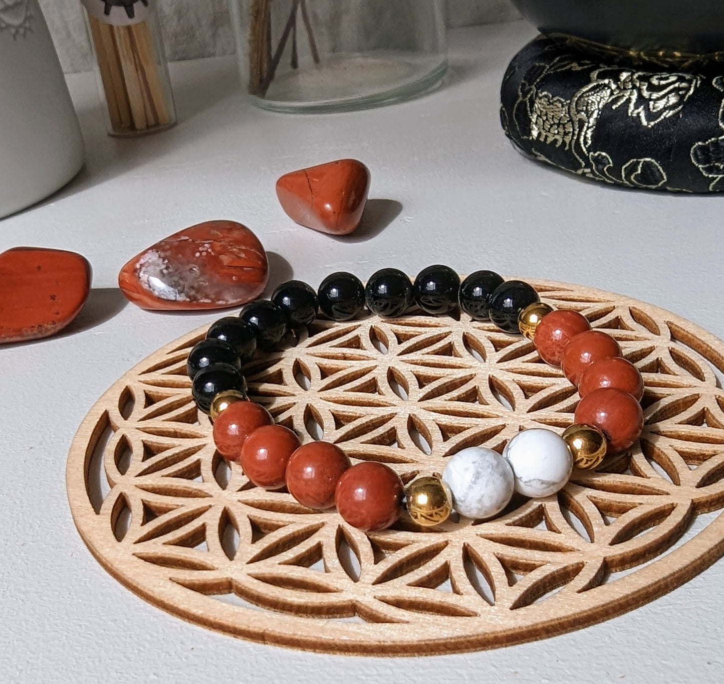 Bracelet ambition en jaspe rouge, howlite et onyx