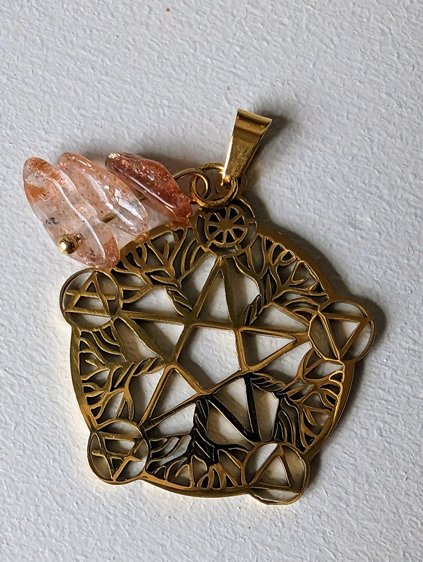 Collier pentacle et 5 éléments en pierres de soleil