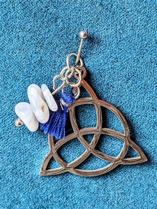 Collier triquetra en calcédoine bleue