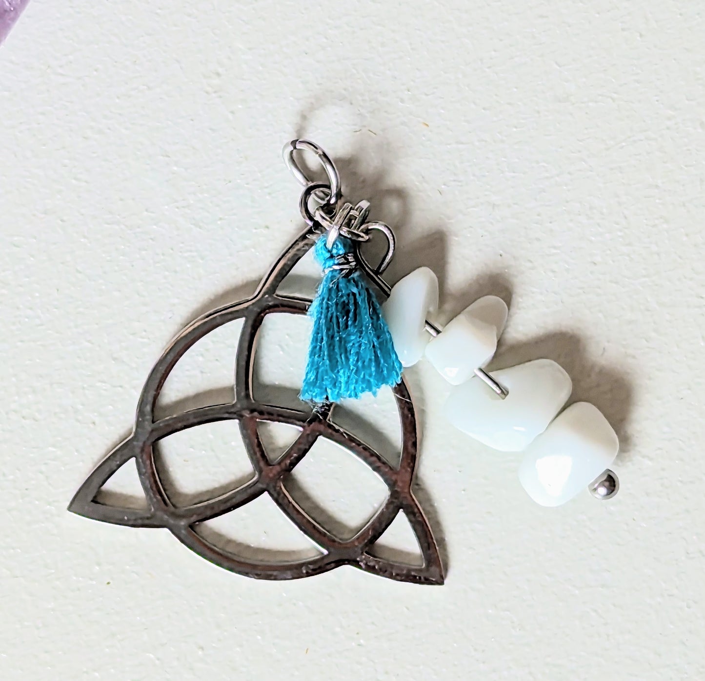 Collier triquetra en jade blanc