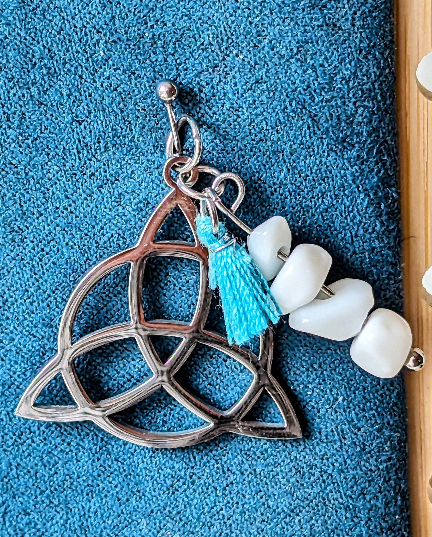 Collier triquetra en jade blanc