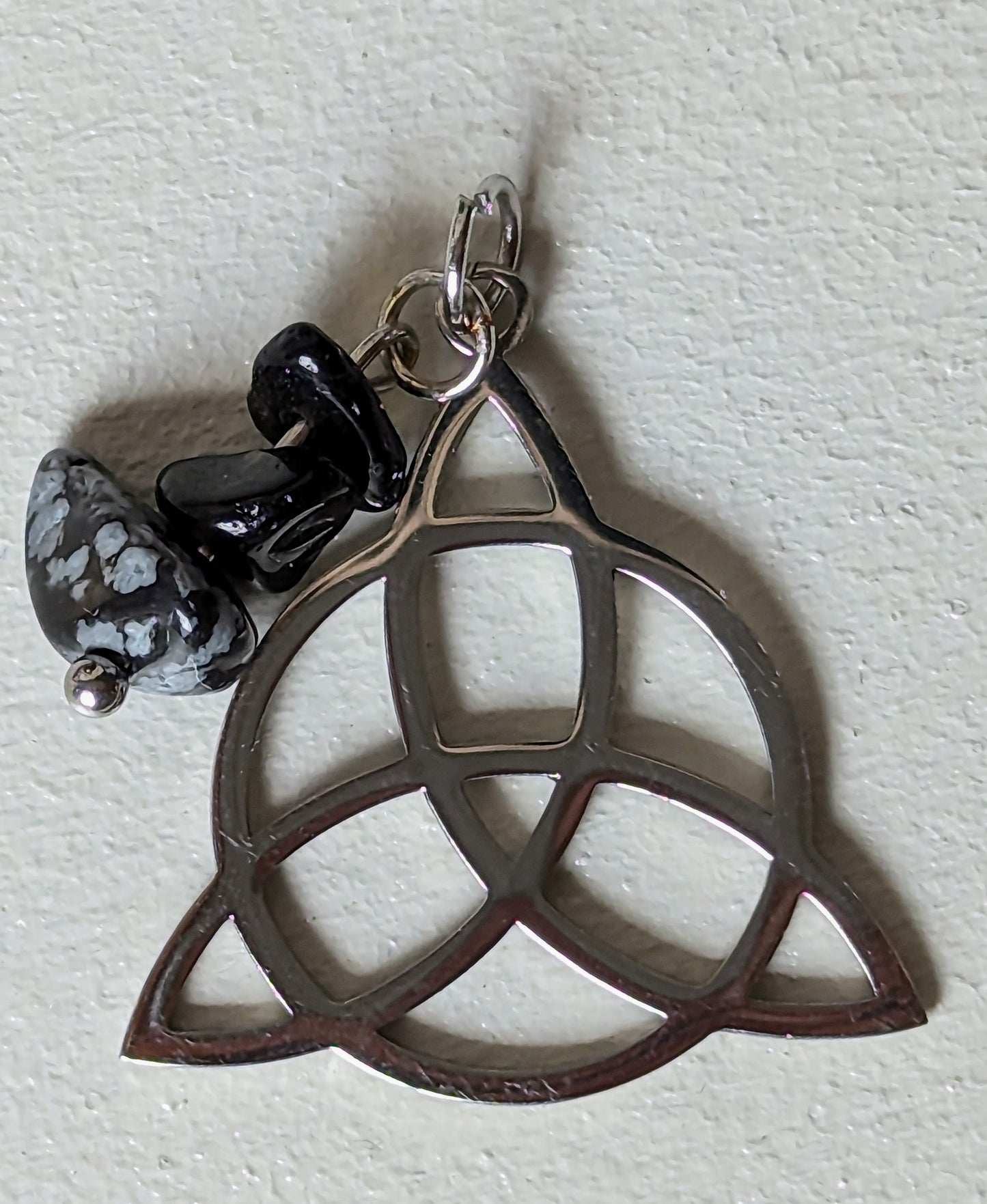 Collier triquetra en obsidienne flocon de neige