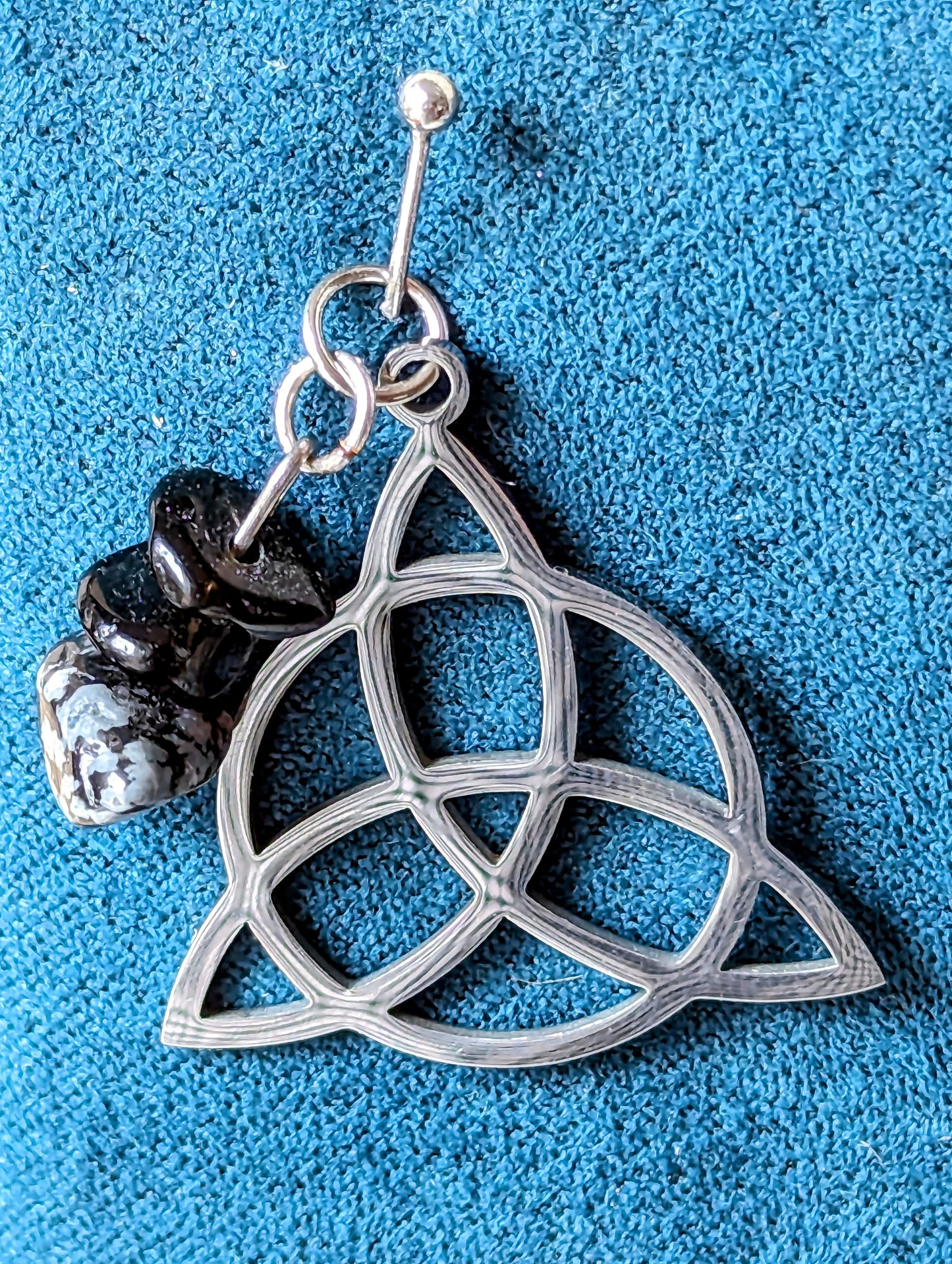 Collier triquetra en obsidienne flocon de neige