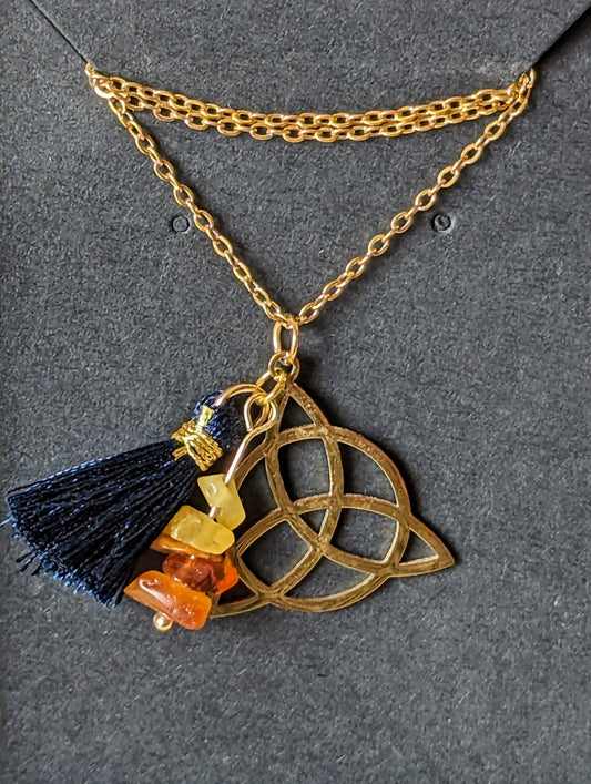 Collier triquetra en ambre