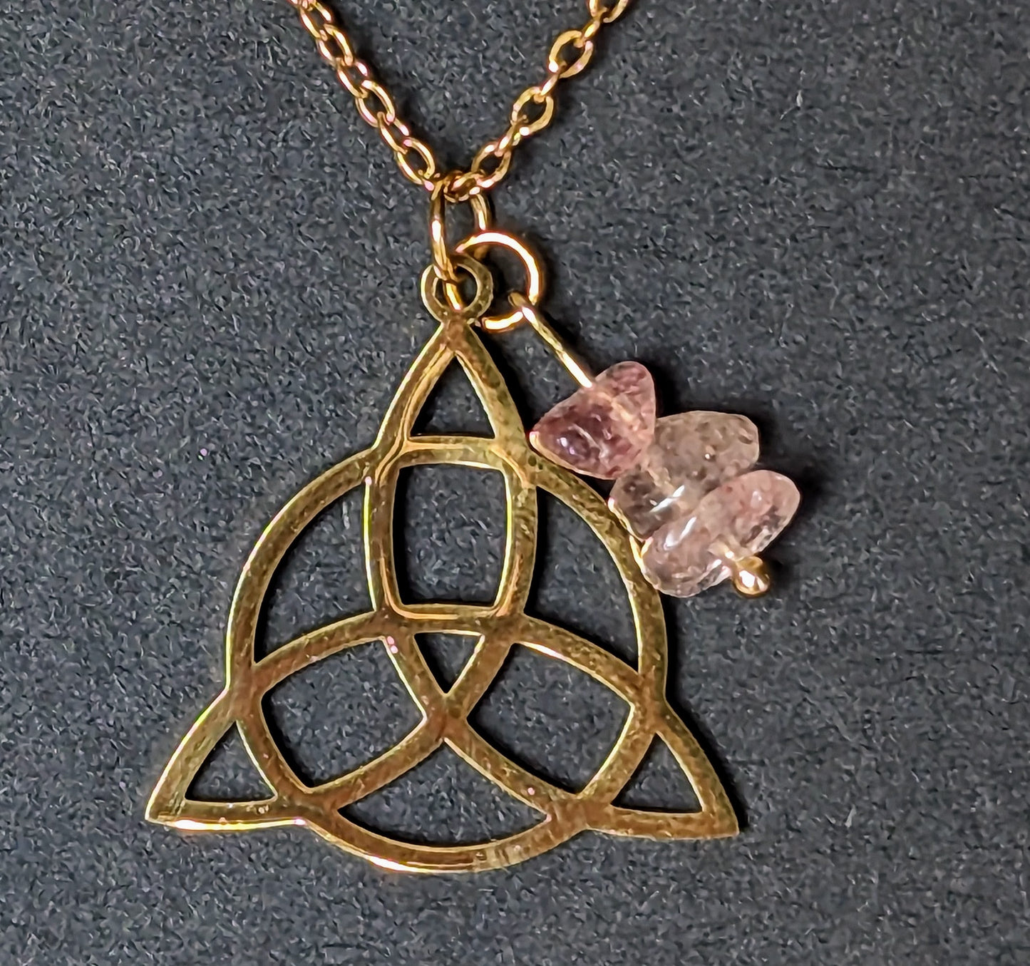 Collier triquetra en quartz fraise