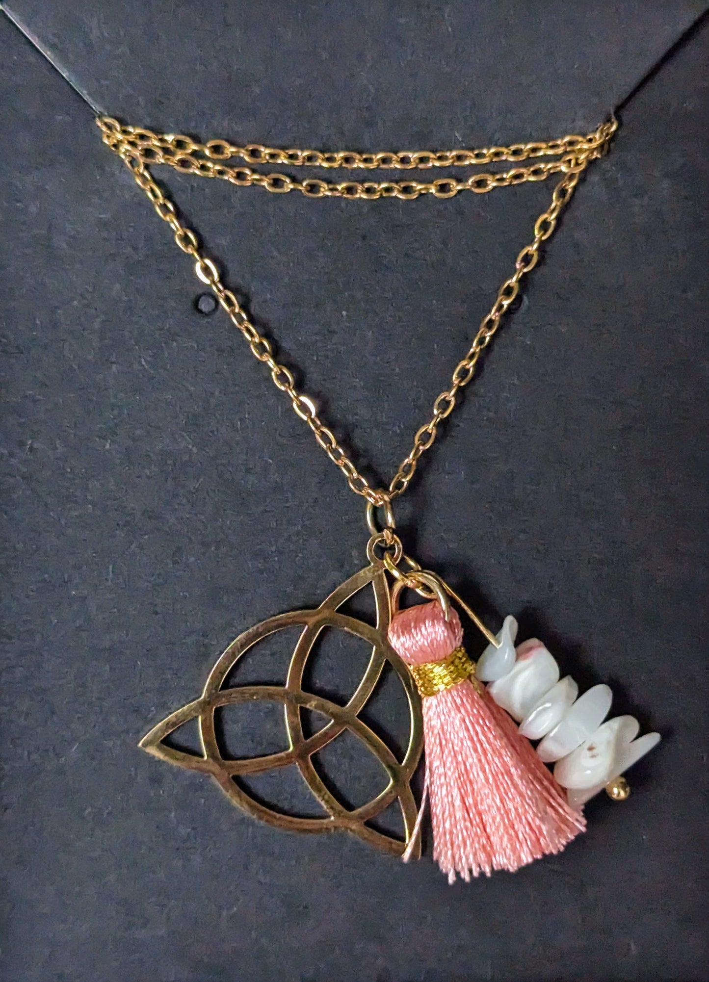 Collier triquetra en nacre