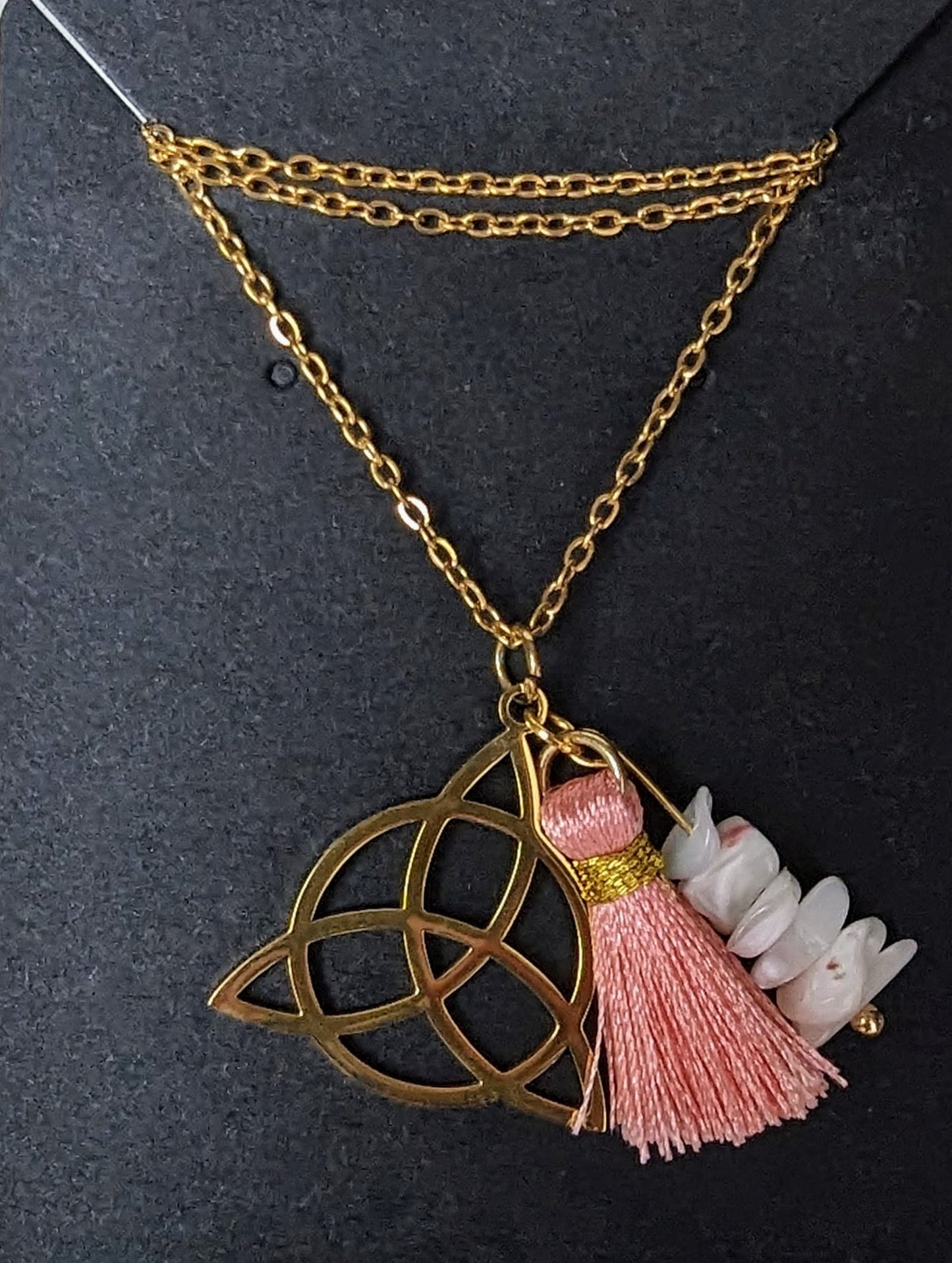 Collier triquetra en nacre