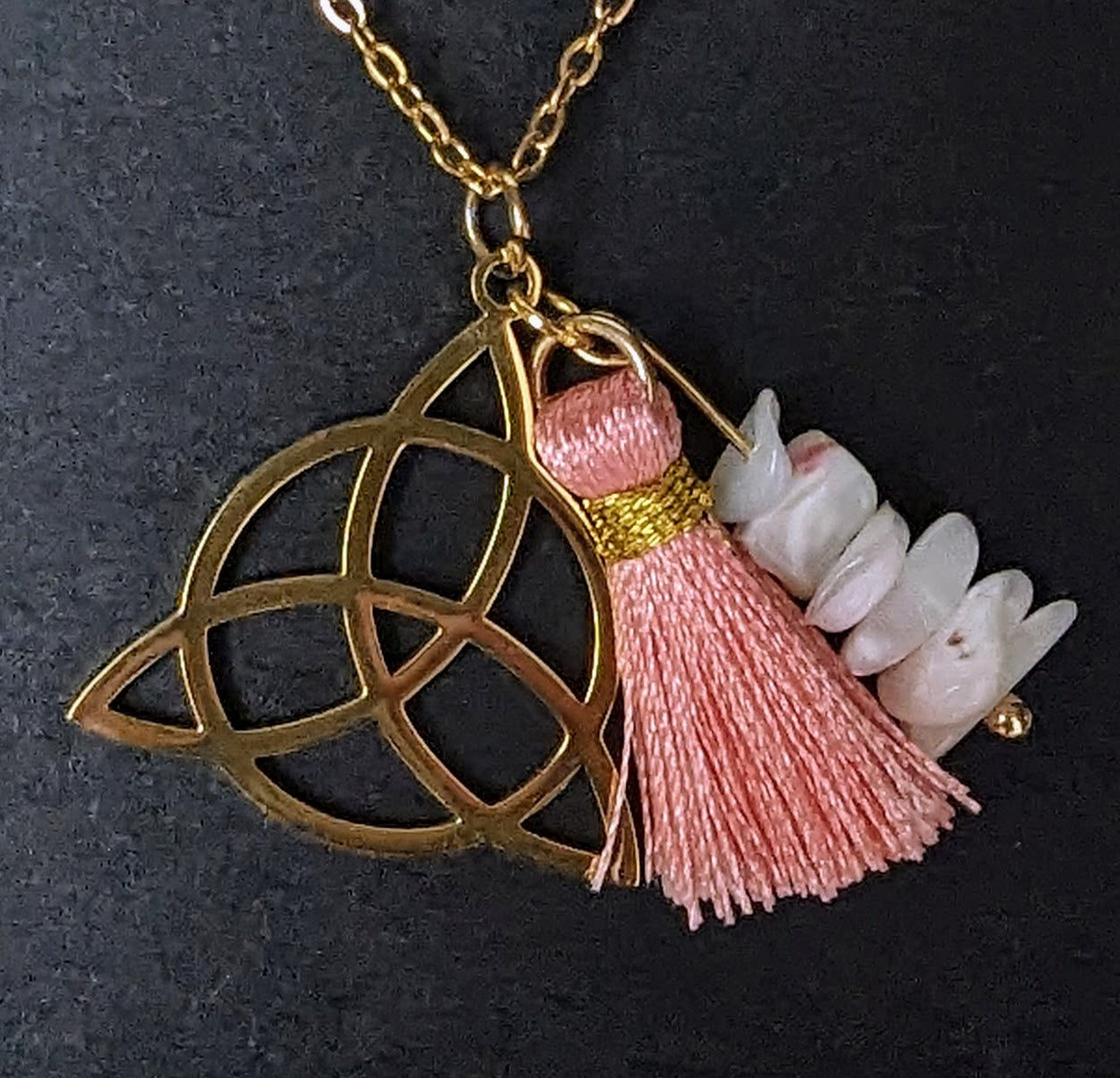 Collier triquetra en nacre