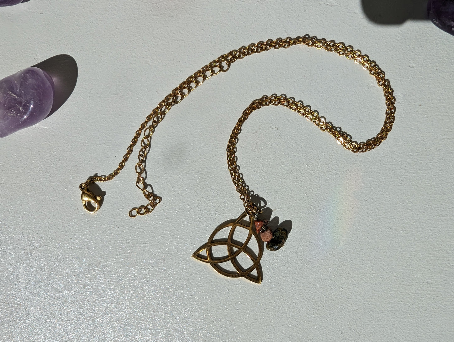 Collier triquetra en unakite