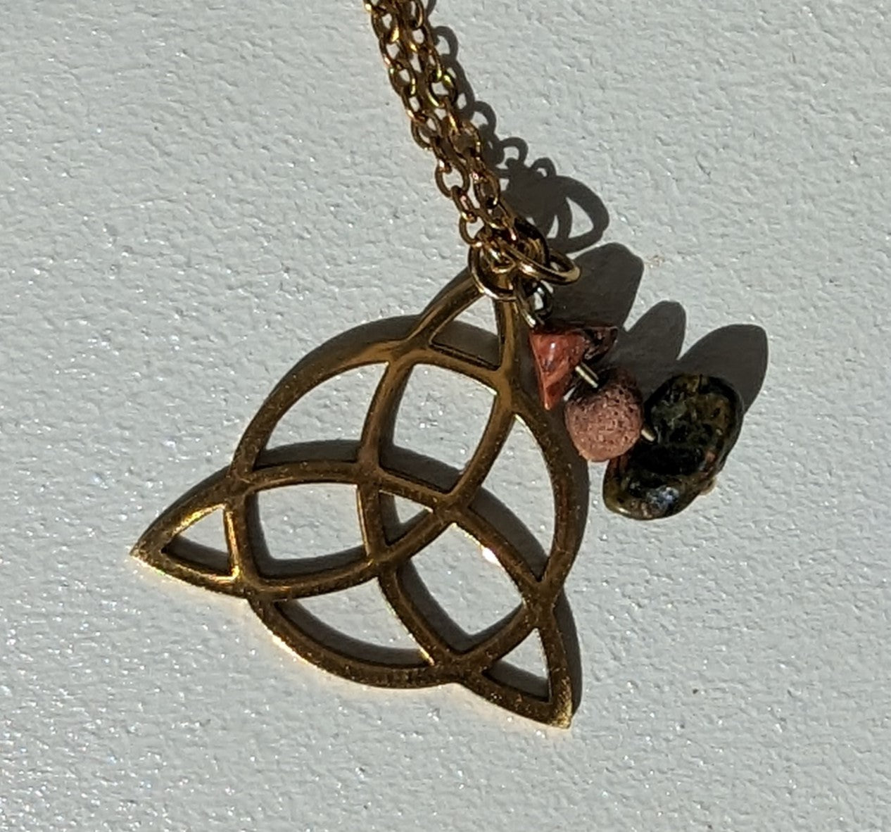 Collier triquetra en unakite