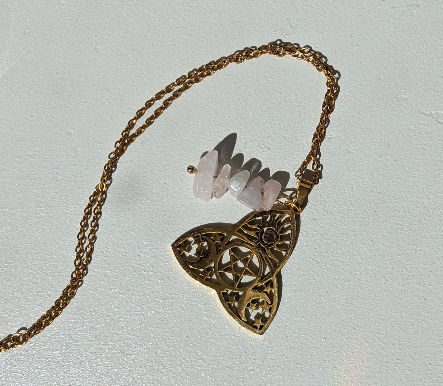 Collier triquetra mystique en morganite