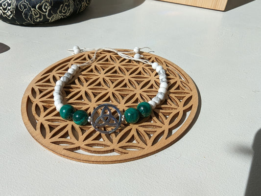 Bracelet resserable triquetra en malachite et howlite