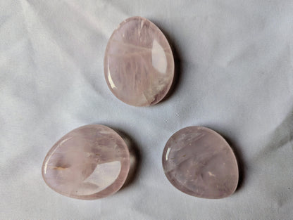 Galet anti‑stress Quartz Rose – Apaisement et sérénité