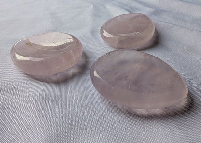 Galet anti‑stress Quartz Rose – Apaisement et sérénité