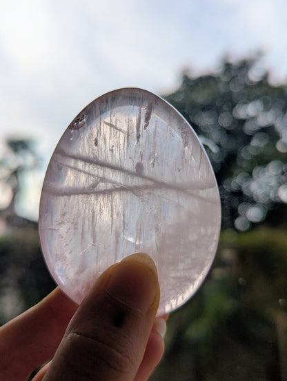 Galet anti‑stress Quartz Rose – Apaisement et sérénité