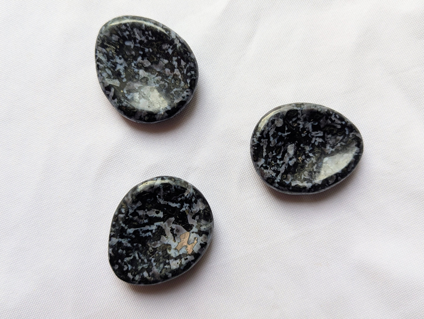 Galet anti‑stress Gabbro (Merlinite) – Ancrage & équilibre