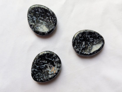 Galet anti‑stress Gabbro (Merlinite) – Ancrage & équilibre