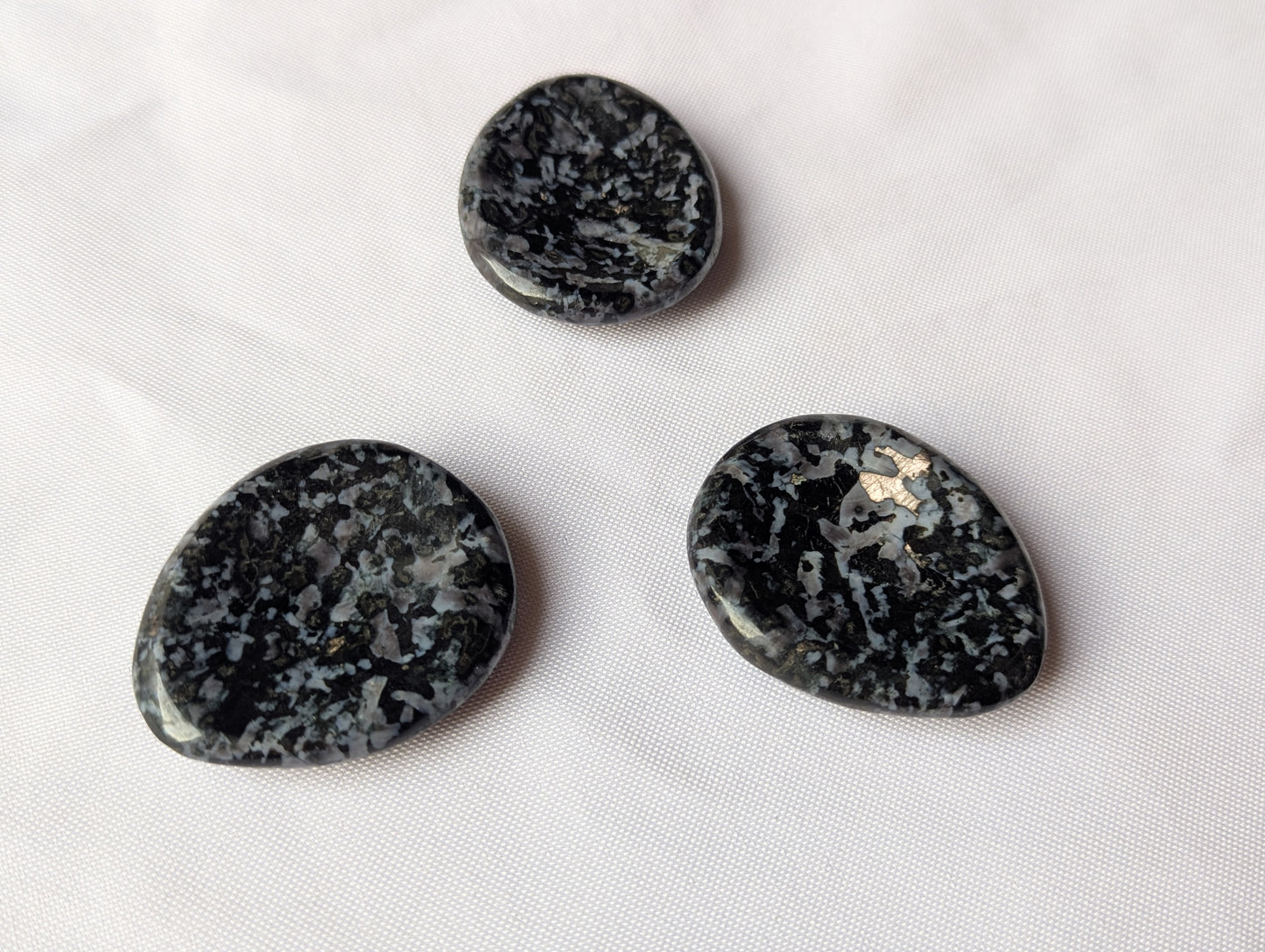 Galet anti‑stress Gabbro (Merlinite) – Ancrage & équilibre
