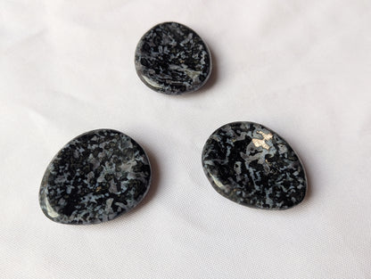 Galet anti‑stress Gabbro (Merlinite) – Ancrage & équilibre