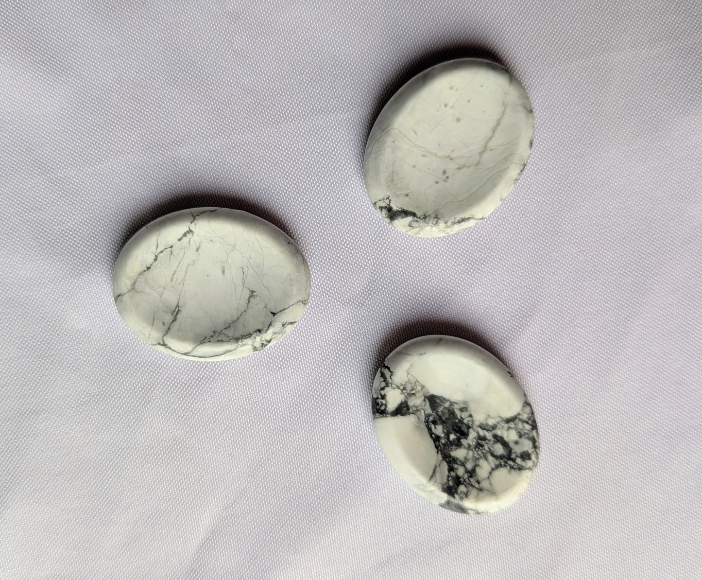 Galet anti‑stress Howlite – Calme & douceur