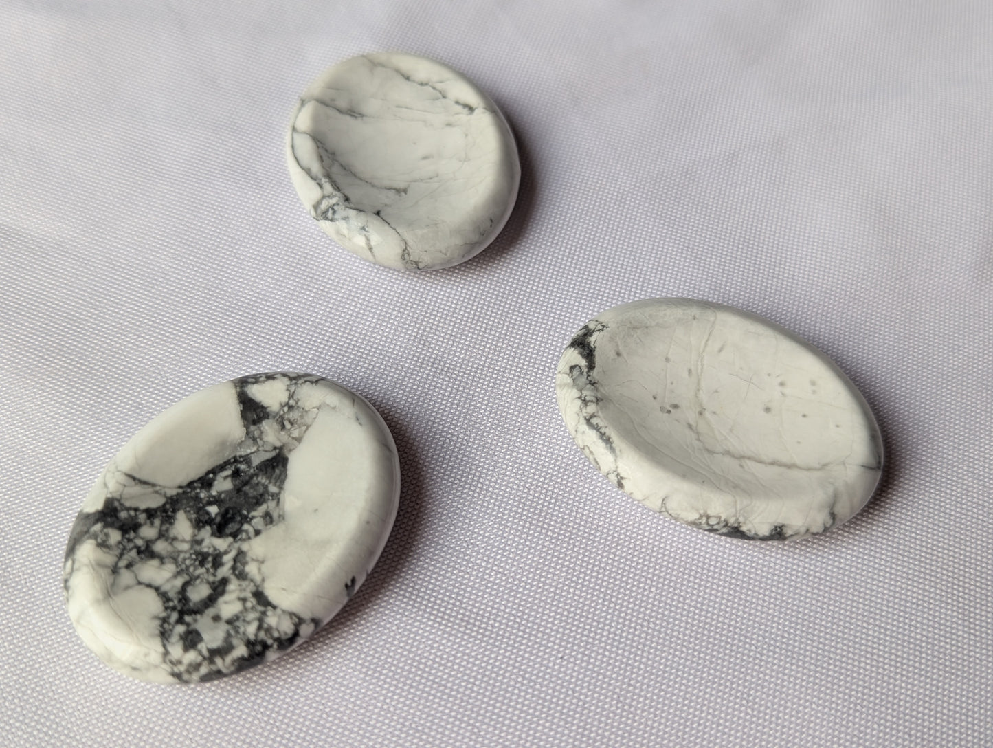 Galet anti‑stress Howlite – Calme & douceur