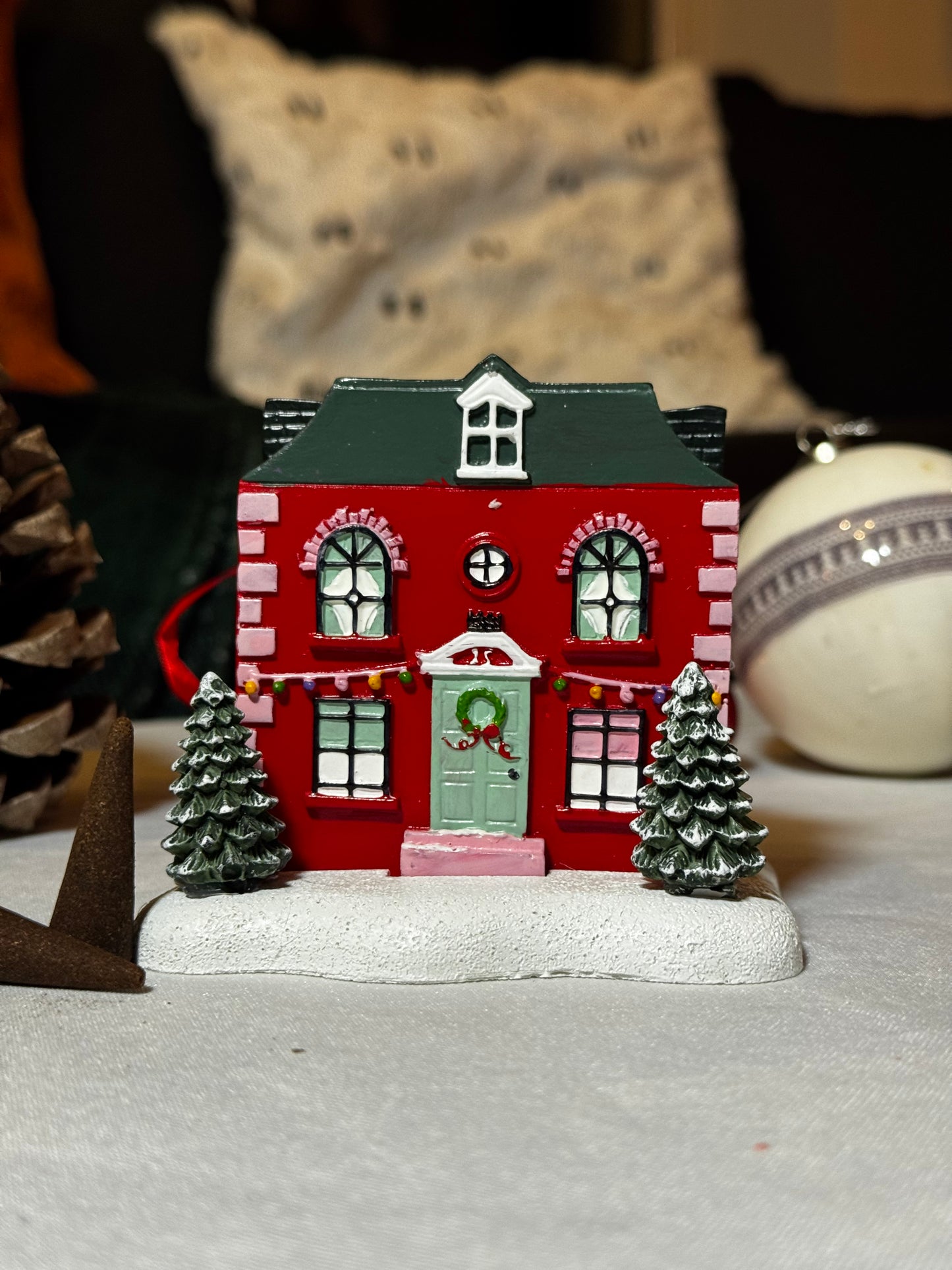 Porte encens maison enneigée