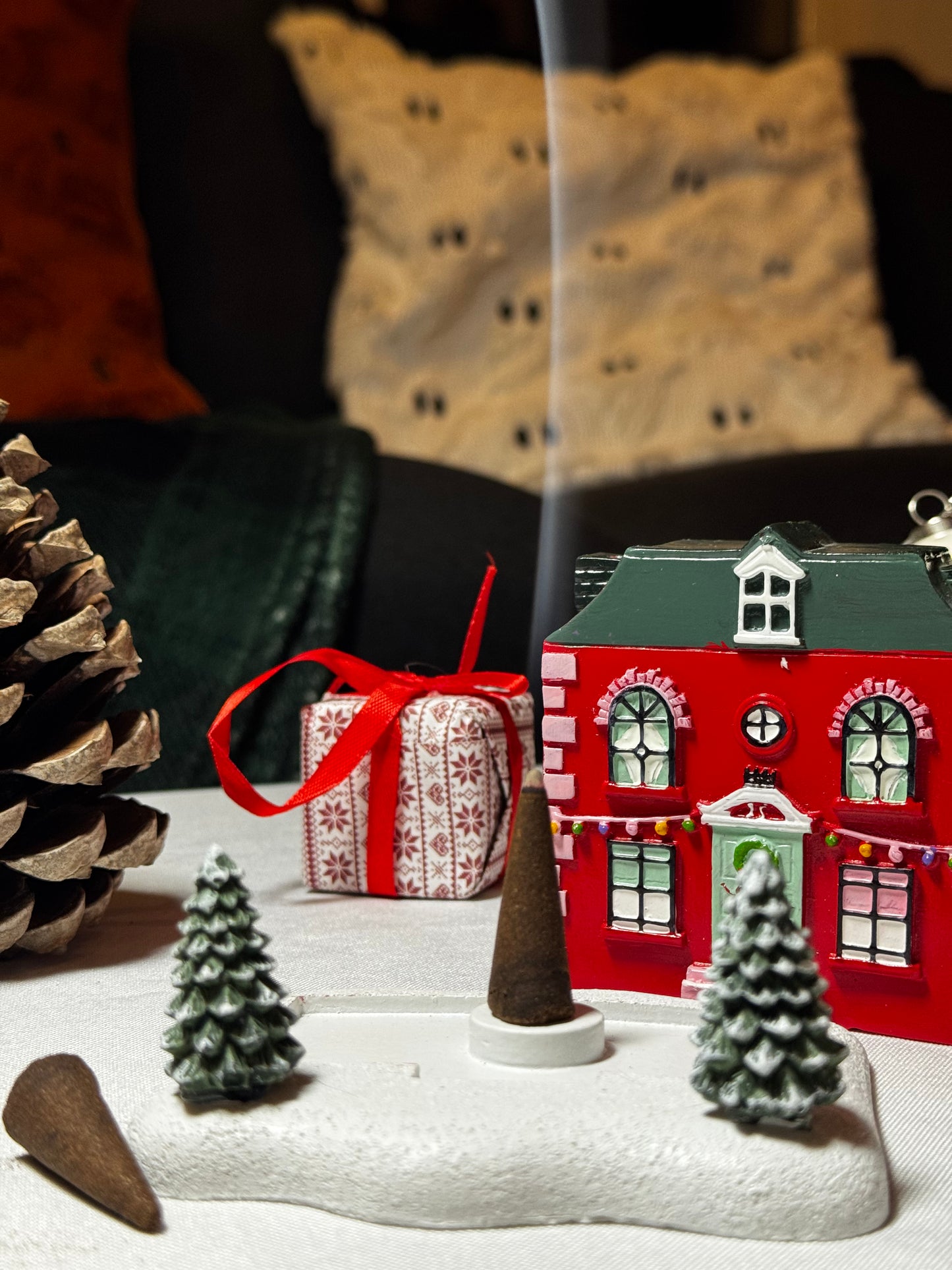 Porte encens maison enneigée